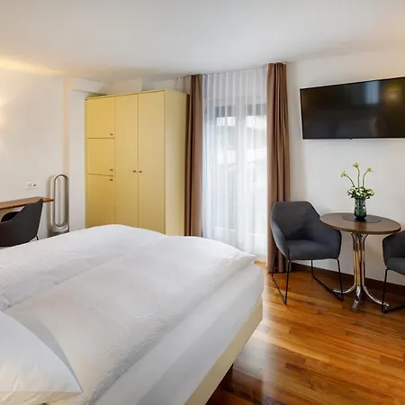 Hotel Familie Hugenschmidt 2*